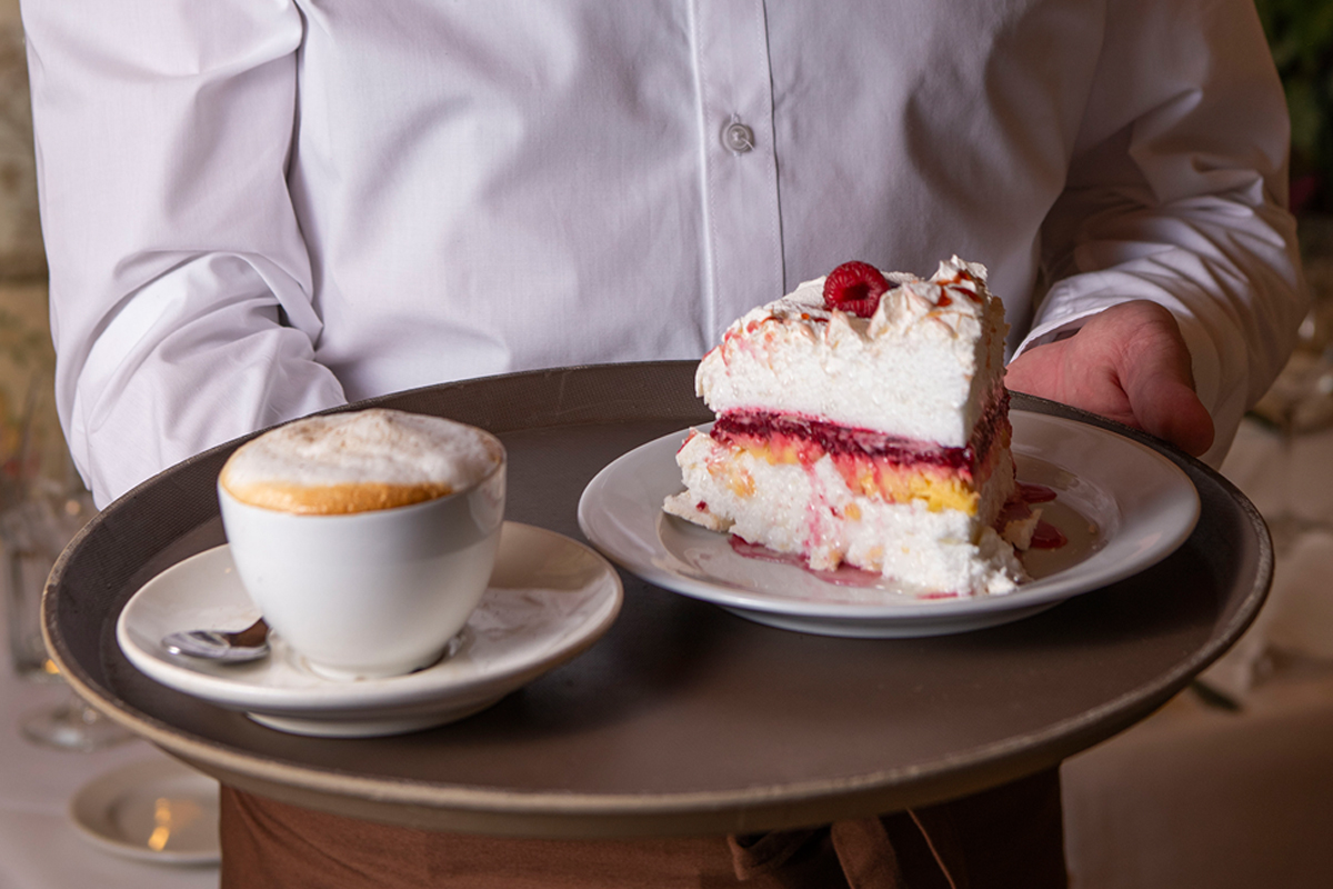 Słodki finał wizyty: Szarlotka, sernik, tort bezowy czy Ciasto Dnia? Wybieramy deser idealny